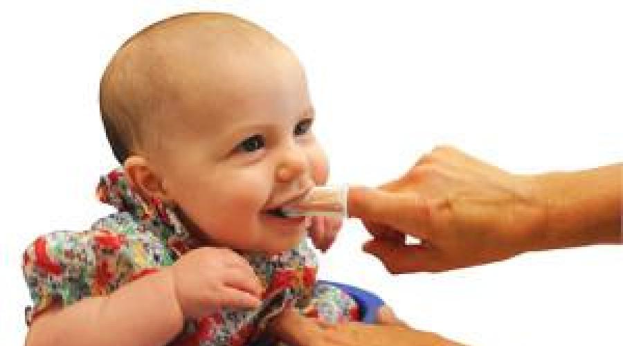 متى تبدأ وكيف تنظف أسنان طفلك بشكل صحيح.  نظف أسنان طفلك وعلمه كيفية القيام بذلك.  الألعاب والتلوين التقويم!  في أي عمر ينظف الأطفال أسنانهم بمعجون الأسنان؟