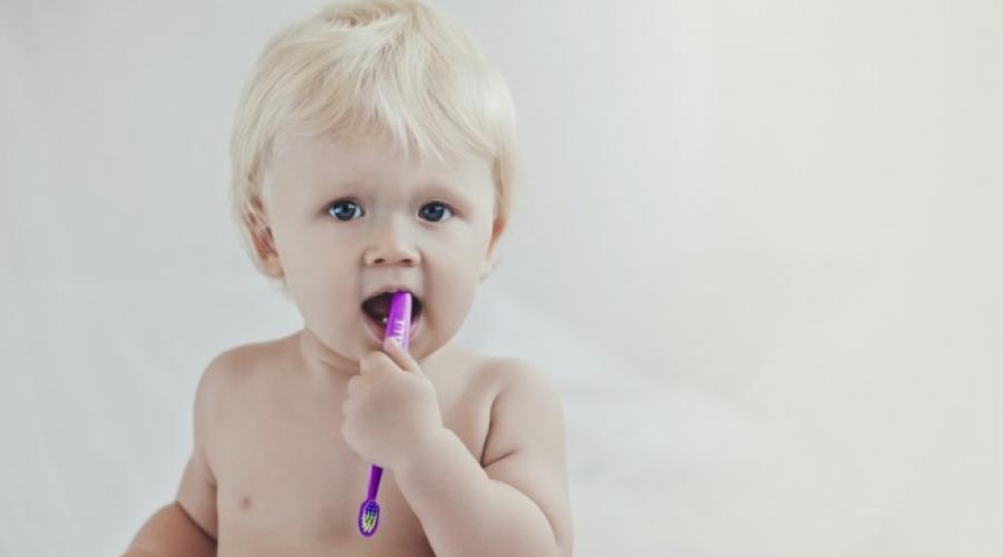 Со скольки лет и как нужно чистить зубы ребенку. Со скольки лет начинать чистить зубы ребенку, каковы симптомы аллергии на зубную пасту? Со скольки можно чистить зубы ребенку пастой